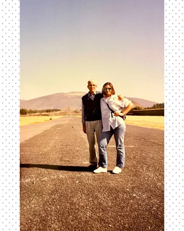 Oggi è il compleanno di mio babbo, Venerando (detto Nandì). Nato il 20 marzo 1925, oggi avrebbe compiuto 100 anni. Per quei tempi, i miei mi avevano avuto avanti negli anni😅

Non ho mai scritto di lui, perché non c’è più già da tanto tempo: se n’è andato quando io avevo 28 anni. 

Mi fa impressione pensare che oggi avrebbe 100 anni… Ha vissuto in un’epoca completamente diversa da questa ed era un uomo di una volta: poco affettuoso, lasciava che fosse la mamma a occuparsi della casa e dei figli. 

Eppure, io conservo solo ricordi belli di lui. Era generoso, un gran lavoratore, affidabile e onesto, molto benvoluto da chi lo conosceva.

Da piccola, ogni sera stavo sulle sue ginocchia e giocavamo a pelagalett. Amava viaggiare (con i suoi amici), e anche a me piace viaggiare: sicuramente l’ho ereditato da lui. 

Ricordo che, quando si arrabbiava al lavoro, si metteva a cantare! Non era affettuoso, ma con il passare degli anni si era intenerito. Un’estate, al mio ritorno dalle vacanze, quando ormai ero già una ragazza, gli vennero gli occhi lucidi e mi disse che ero cresciuta… eppure erano passati solo dieci giorni!

Nel 1992 abbiamo fatto un viaggio organizzato insieme, con altre persone ma della famiglia solo io e lui, 15 giorni in Messico, e sono così grata di aver avuto questa occasione di passare quel tempo con lui. 

Peccato averlo perso così presto, ma il suo esempio mi guida sempre. E lo penso.
Buon compleanno, Nandì!

#family #beiricordi #unpodime #silvabuccipo #perlavoroeperpassione