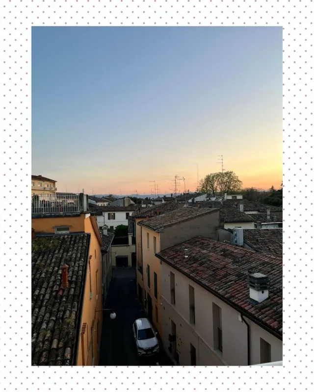 E il fine settimana è già finito! Perché cavolo il tempo vola sempre più veloce nel week end?

Oggi qui tempo variabile, vento, freddo... Non so perché ma mi sono goduta questa giornata lenta, sul divano, pensando che forse sarà una delle ultime un po’ invernali.
Quando qualcosa sta per finire ci sembra di dovercela godere di più, no? 
E intanto penso che il tempo è sempre lui: 24 ore per tutti. Ma come lo usiamo — come lo organizziamo — può fare tanta differenza. Anche scegliere di rallentare, ogni tanto, è un modo di prendersene cura.
Pensieri della domenica sera... e fuori i tetti si colorano di tramonto.

#pensieridomenicali #silvabuccipo #tempochescorre #organizzazione  #lifestyle #perlavoroeperpassione #professionalorganizing