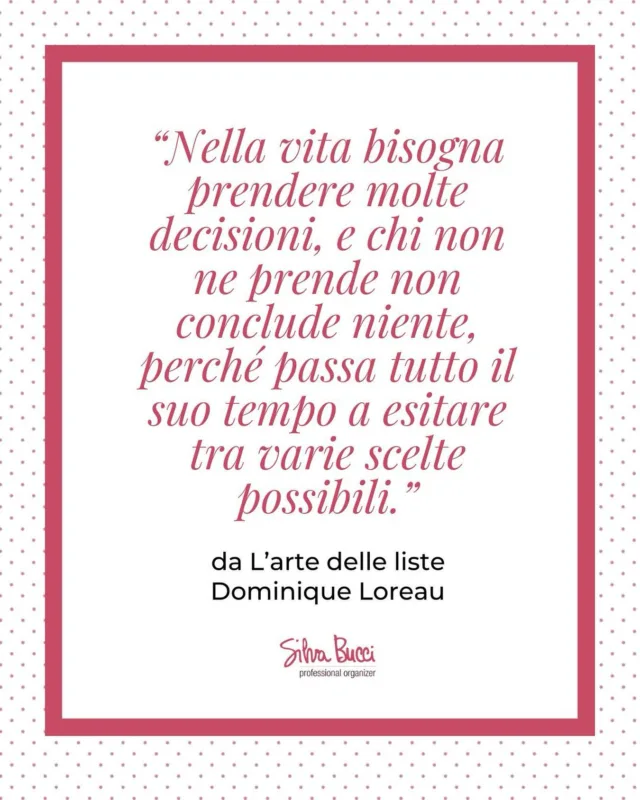Quante volte ci troviamo bloccati in un limbo di indecisione? Rimandiamo, valutiamo, analizziamo… e intanto il tempo passa. A volte ci sembra di non avere abbastanza informazioni per decidere. Altre volte, semplicemente, ci paralizza la paura di sbagliare.

Ma restare fermi ha un costo.
Non decidere è già una decisione: quella di lasciare che le cose vadano da sole.

Organizzarsi — anche solo scrivendo una lista — può aiutare a fare chiarezza. Ci dà un punto di partenza, ci aiuta a vedere cosa è davvero importante e dove vogliamo andare.
Anche piccole decisioni quotidiane, prese con intenzione, ci avvicinano alla vita che desideriamo.

Tu su cosa stai esitando oggi? #decisioni #organizzazioneconsapevole #silvabuccipo #perlavoroeperpassione #organizzazione #professionalorganizeritalia #dominiqueloreau #semplificare #lifestyle